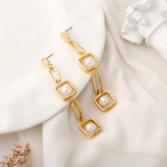 NWT Gold and Pearl Dangle Earrings - Picture 3 of 4